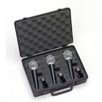 maleta utilizada para guardar microfonos. Dentro de la maleta aparecen tres microfonos